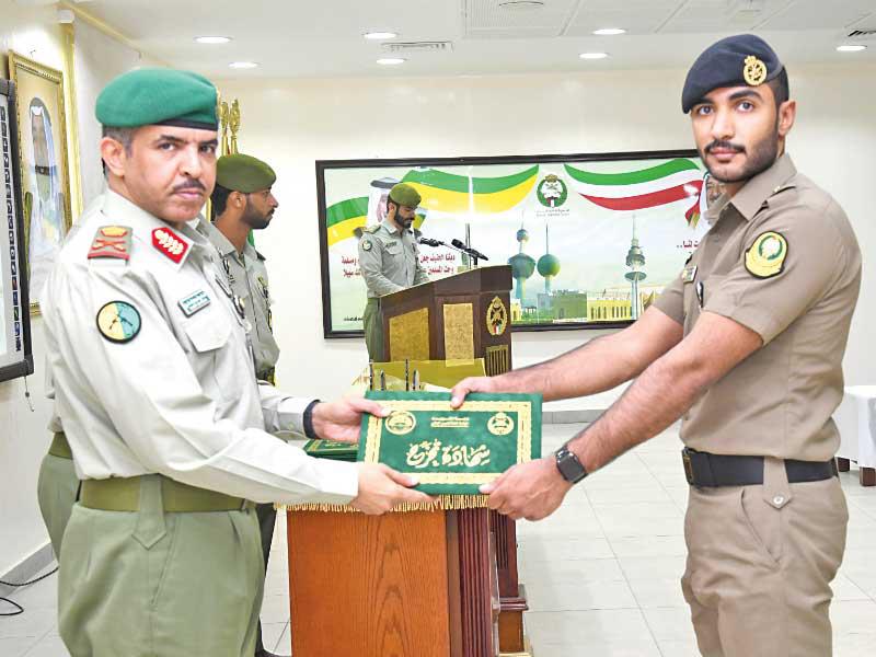 تكريم أحد الخريجين