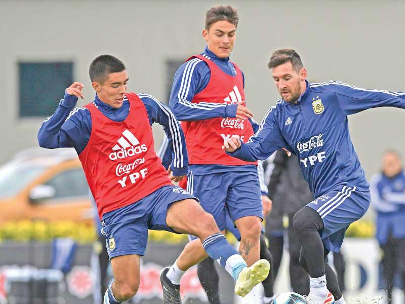 ميسي خلال تدريبات التانغو