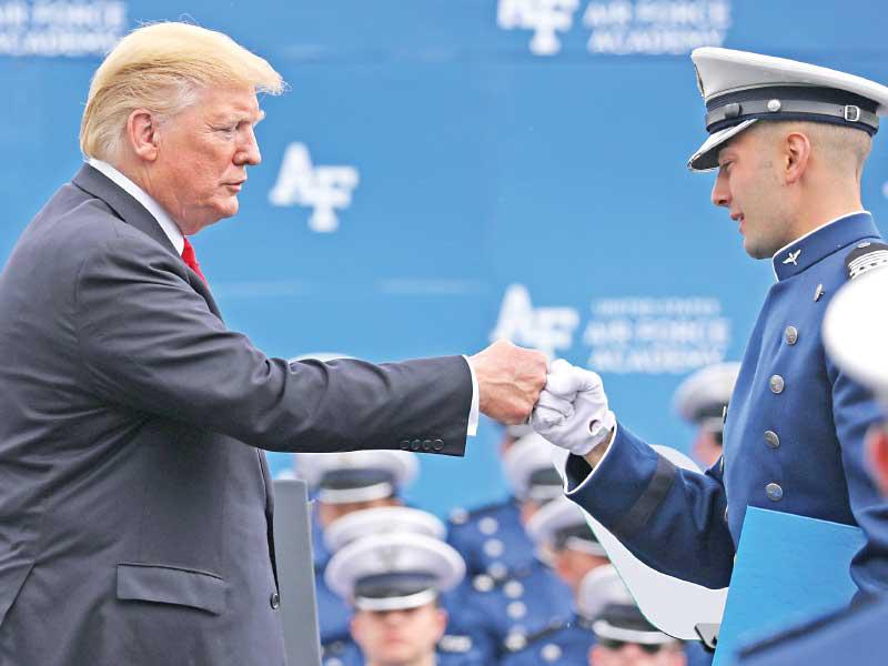 ترامب يحيي أحد الخريجين خلال حفل تخريج قوات عسكرية في كولورادو الخميس الماضي (رويترز)