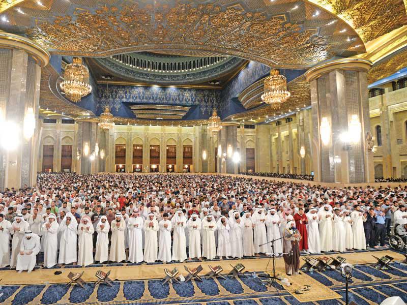 الآف المصلين خلال إحياء ليلة الـ27 في المسجد الكبير  (تصوير نوفل إبراهيم)