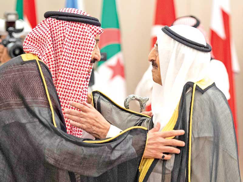 الملك سلمان يهمّ بتقبيل سمو الأمير في مكة مساء أمس الأول (رويترز)