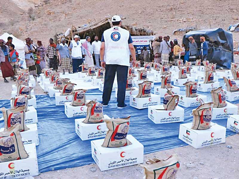 جانب من توزيع المساعدات