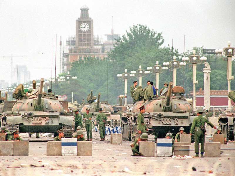 دبابات صينية في ساحة تيانانمين في 4 يونيو 1989 خلال قمع التظاهرات (أ ف ب)