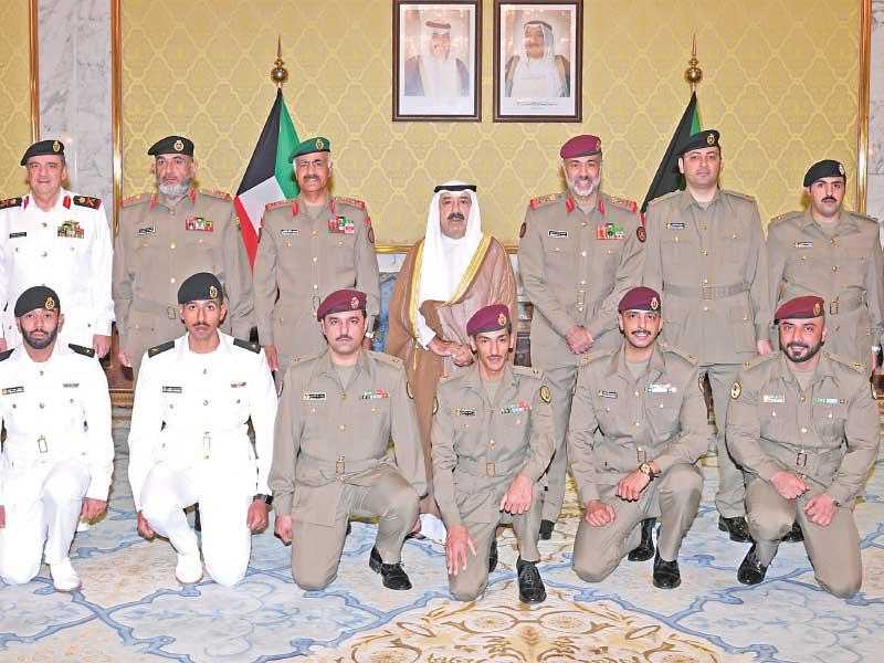 النائب الأول متوسطاً الضباط