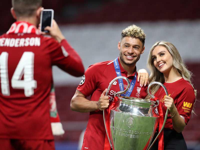 هندرسون يلتقط صورة تذكارية لزميله تشامبرلين وصديقته بيراي ايدوارد