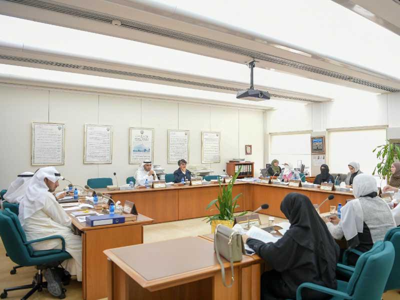 «المرأة والأسرة» في اجتماع سابق