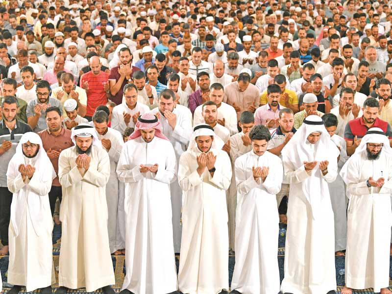 حشود المصلين في المسجد الكبير