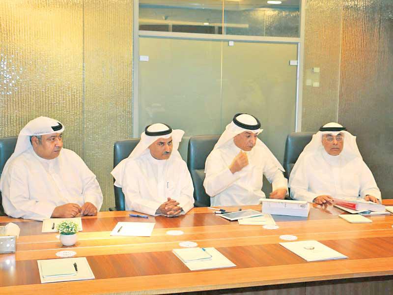 العازمي ومسؤولو «التربية» خلال إعلان نتائج الثانوية أمس الاول