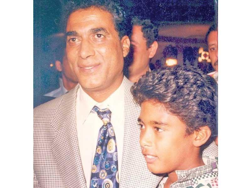 الفنان أحمد زكي مع ابنه هيثم