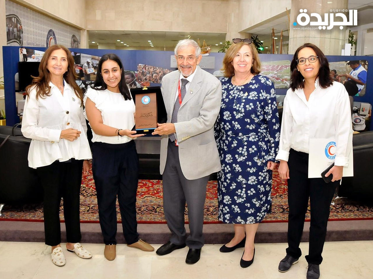  الطالبة حصة الخرافي من مدرسة بيان ثنائية اللغة والدكتور هلال الساير 