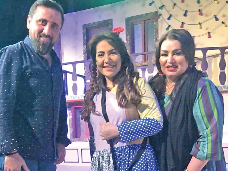 الفنانة هدى حسين تتوسط الفنانة منى شداد والفنان منير الزعبي 