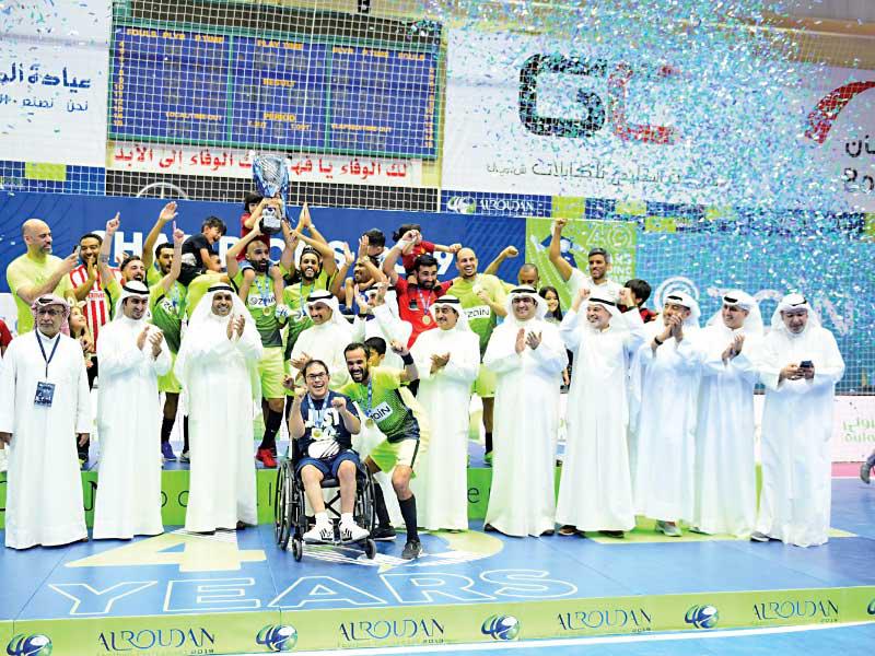 فريق الكابلات يتسلم الكأس بحضور الغانم والجبري والروضان والمستشار في ديوان سمو ولي العهد ناصر الروضان