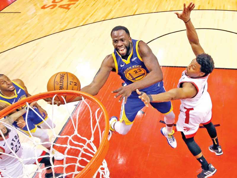 غرين نجم ووريرز في محاولة للتسجيل أمام رابتورز