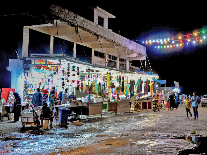 عراقيون في أحد أسواق الموصل مساء أمس الأول (أ ف ب)