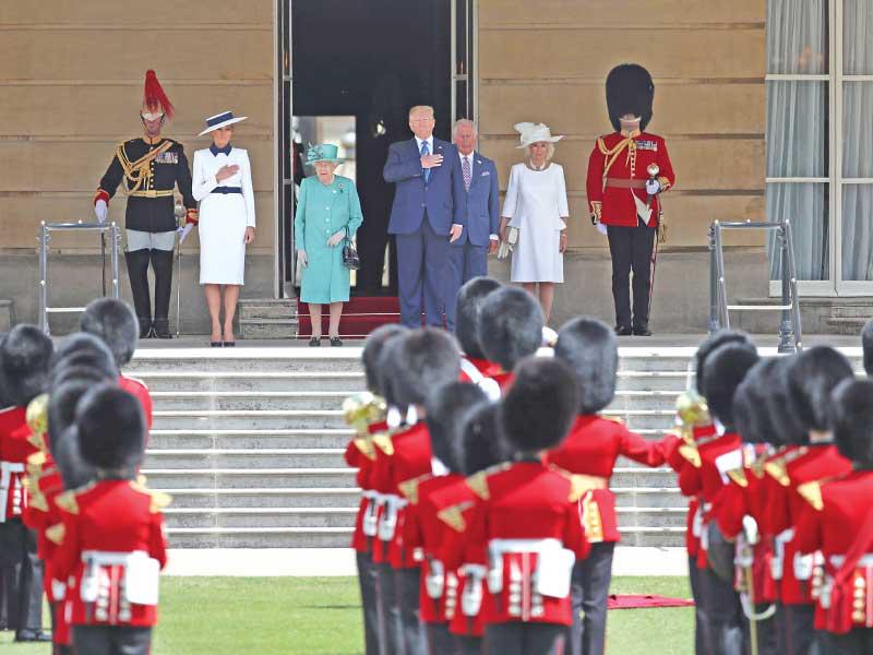 الملكة إليزابيت تستقبل ترامب وميلانيا في قصر باكنغهام بحضور الأمير تشارلز وزوجته كاميلا أمسttttt          (رويترز)