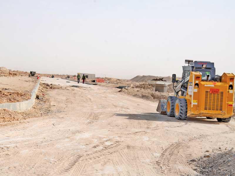 جانب من أعمال المقاول الصيني اليومية في مدينة المطلاع (أرشيف)