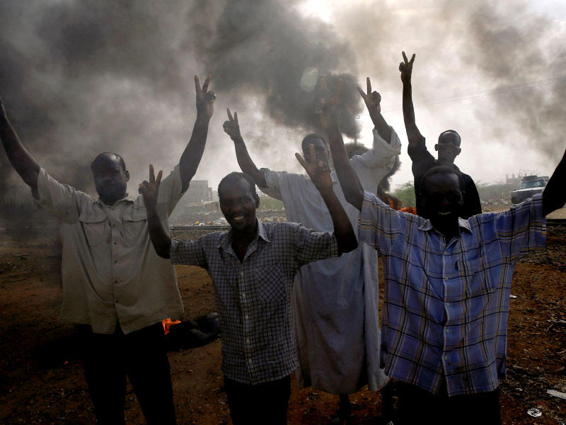 متظاهرون سودانيون يطلقون شعارات ضد «المجلس العسكري» في الخرطوم أمس (رويترز)