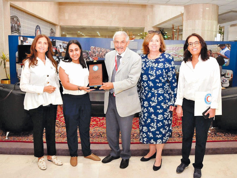 الساير وطلاب مدرسة بيان خلال تسليم التبرع 