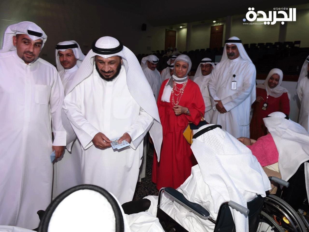 وزير الشؤون الاجتماعية سعد الخراز خلال زيارته مجمع دور الرعاية الاجتماعية بمناسبة عيد الفطر المبارك