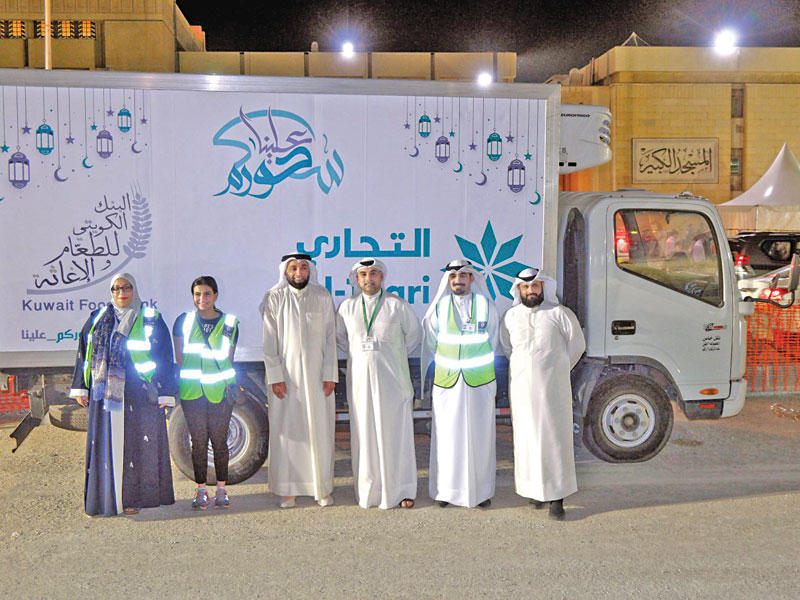 فريق «التجاري» وبنك الطعام