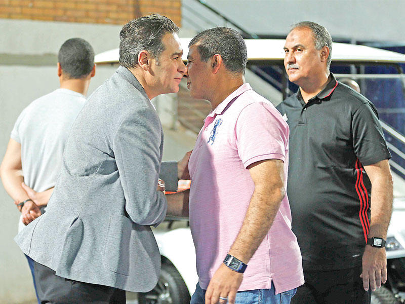  طارق العشري المدير الفني لحرس الحدود مصافحاً جلال المدير الفني للزمالكn