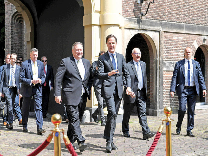 بومبيو ورئيس الوزراء الهولندي مارك روتي في هاغ أمس الأولt (رويترز)