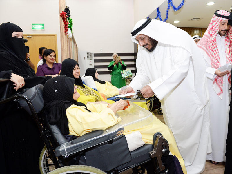 الخراز خلال توزيع العيادي على بعض نزيلات مركز فرح لكبار السن     (تصوير نوفل إبراهيم)