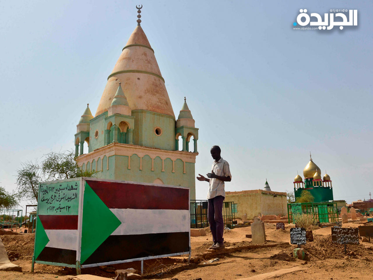 سوداني يزور أحد أقاربه من ضحايا فض الاعتصام