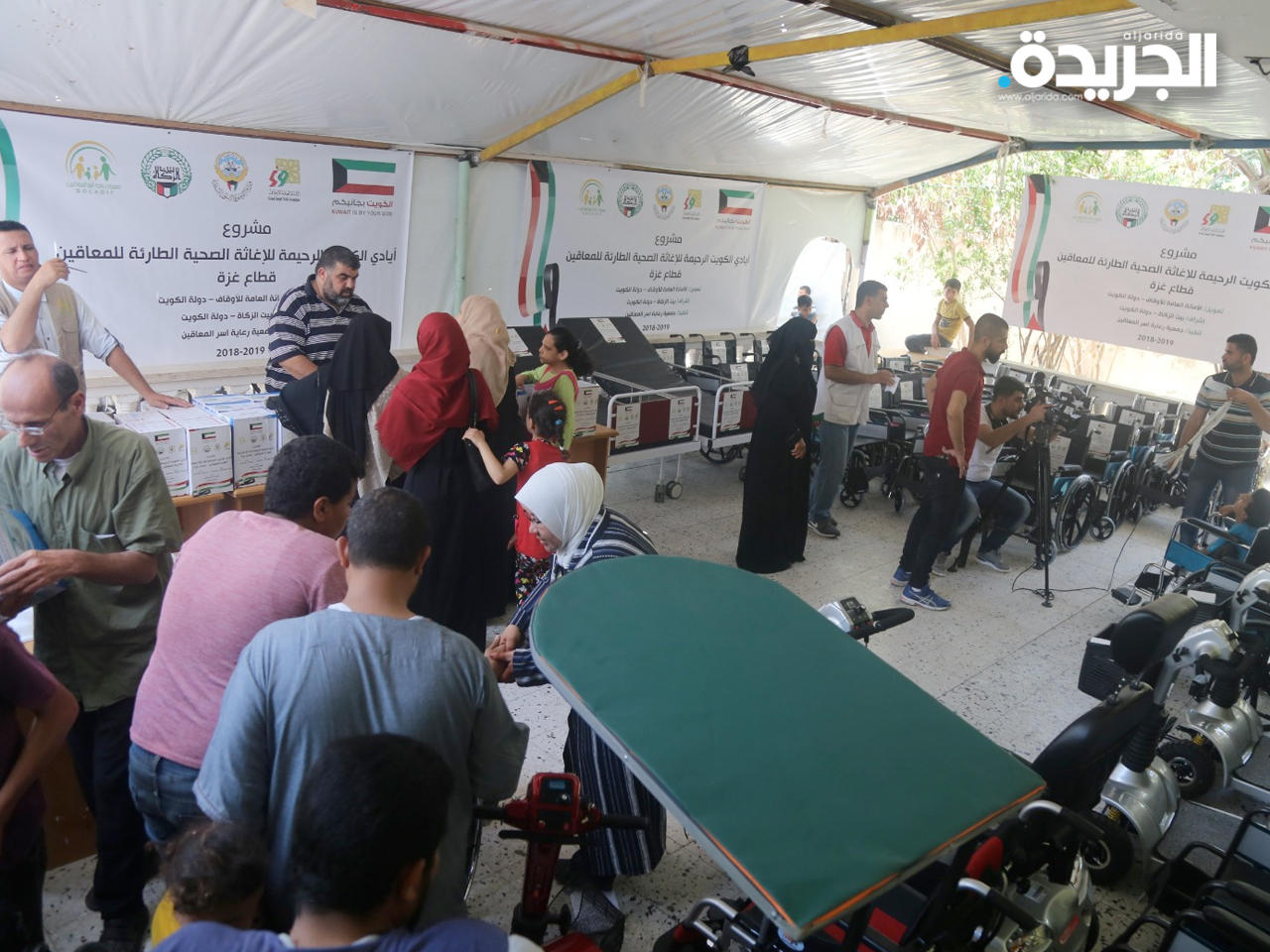 جانب من توزيع المساعدات الطبية الكويتية بغزة