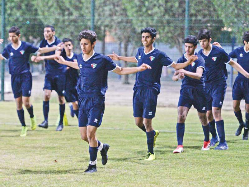 لاعبو الأزرق في تدريب سابق قبل المغادرة