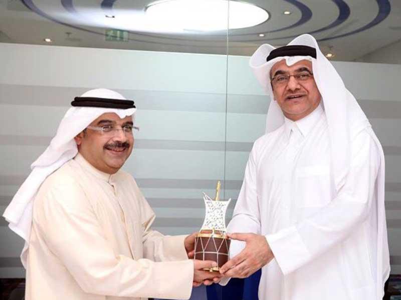 مدير اذاعة صوت الخليج محمد المرزوقي مكرماً الفنان محمد المسباح