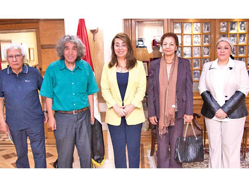 وزيرة التضامن غادة والي تتوسط عدداً من المثقفين عقب إنهاء الأزمة