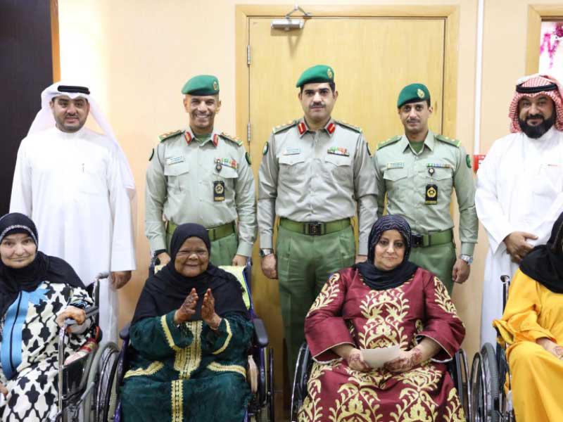 وفد «الحرس» خلال زيارة المسنين