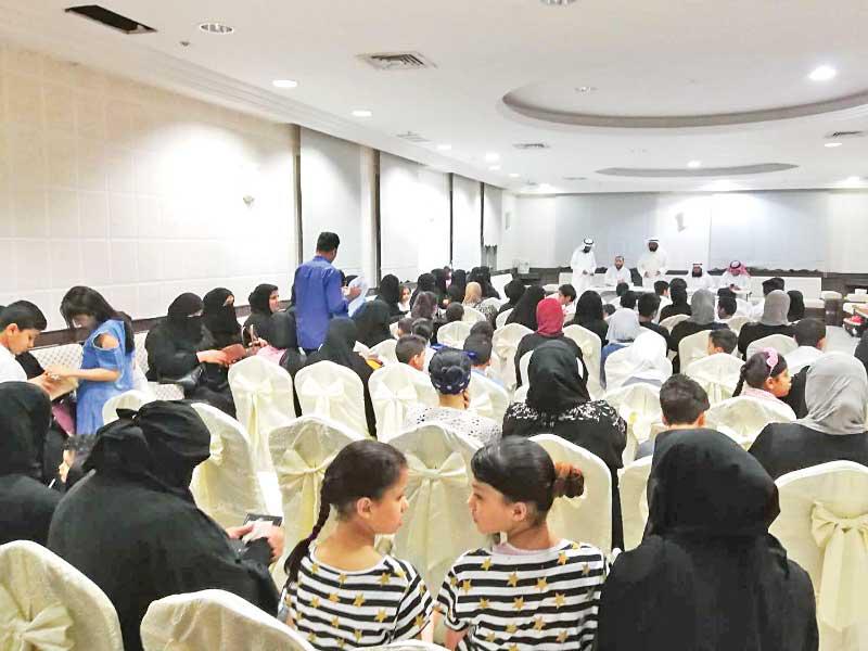 لحظه توزيع  كسوة العيد على 220 يتيما ويتيمة داخل الكويت