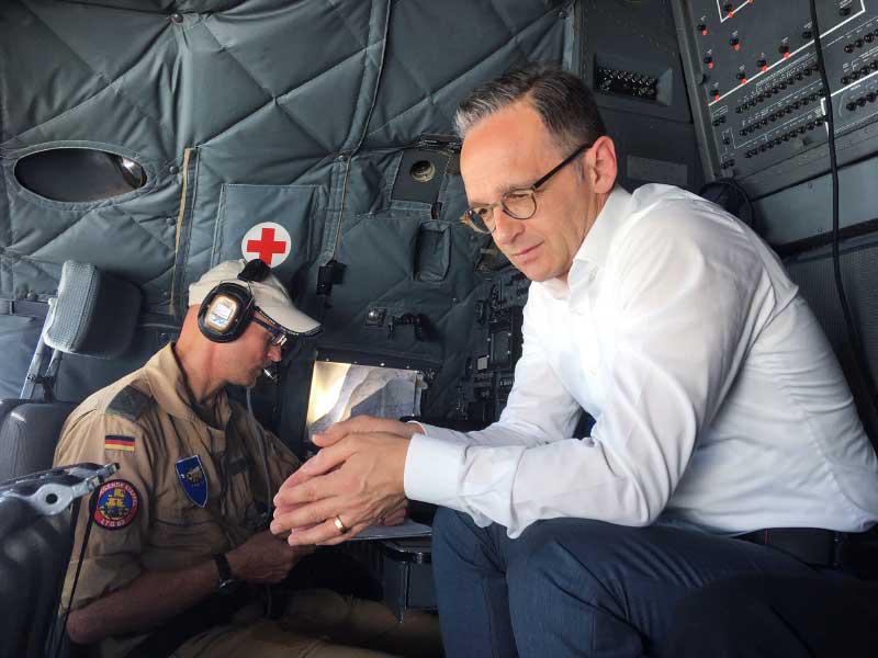 وزير خارجية ألمانيا لدى وصوله إلى بغداد على متن طائرة عسكرية أمس           (رويترز)