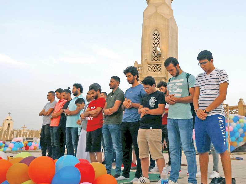 مصريون يؤدّون الصلاة قبل أيام (رويترز)