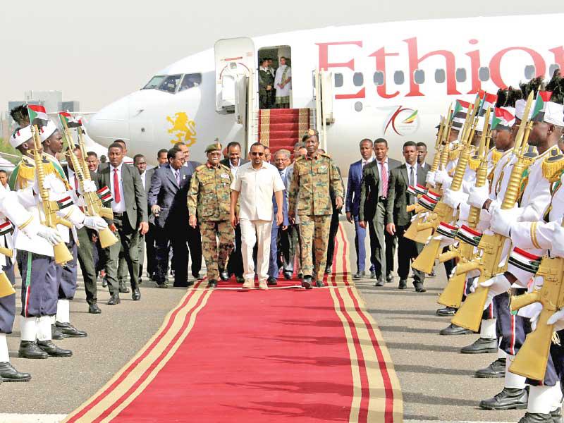 رئيس الوزراء الإثيوبي لدى وصوله إلى الخرطوم أمس الأول (رويترز)