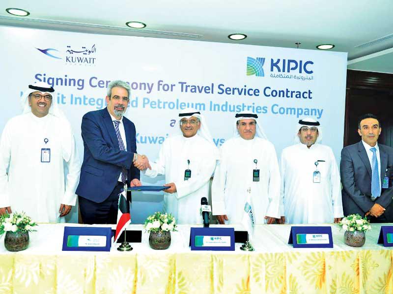 كامل العوضي وحاتم العوضي عقب توقيع العقد