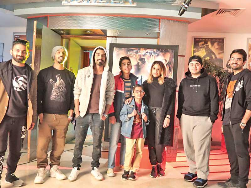 صورة جماعية مع  فريق عمل Ooredoo وطاقم الإخراج والتمثيل