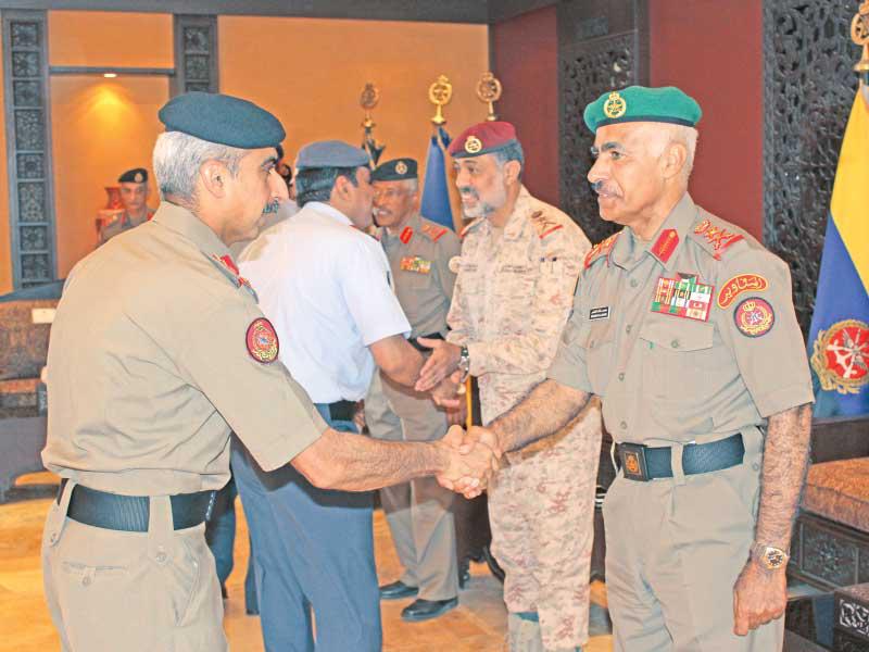 الخضر مستقبلا المهنئين