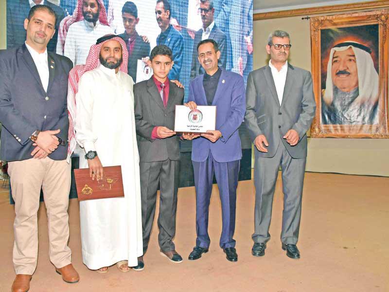 بوشتال مكرماً أحد الفائزين