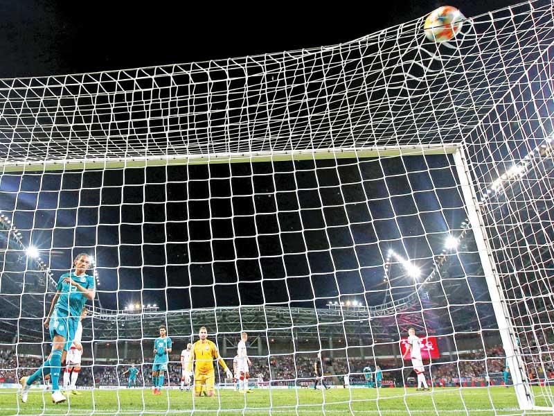 رويس نجم المنتخب الألماني يحرز هدفاً في مرمى بيلاروسيا