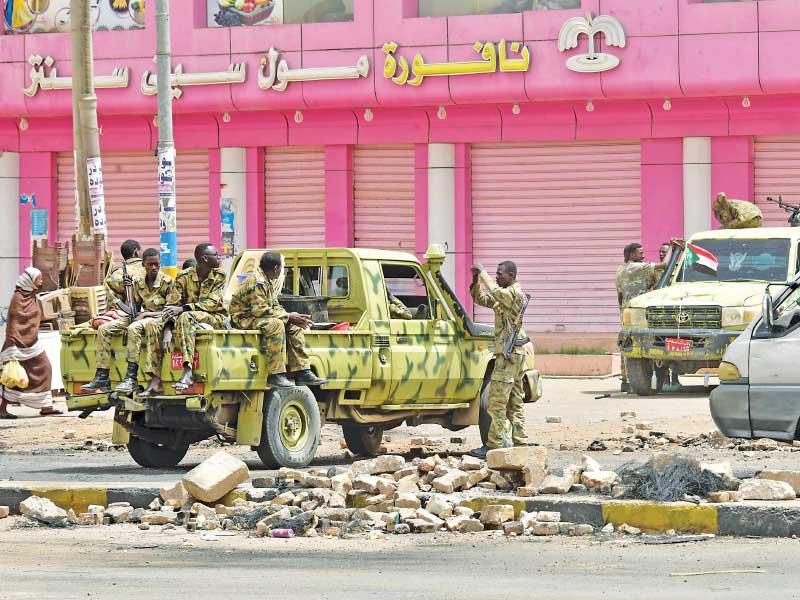 جنود سودانيون في أحد شوارع الخرطوم أمس (أ ف ب)