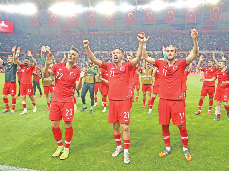 فرحة لاعبي المنتخب التركي بعد الفوز على فرنسا
