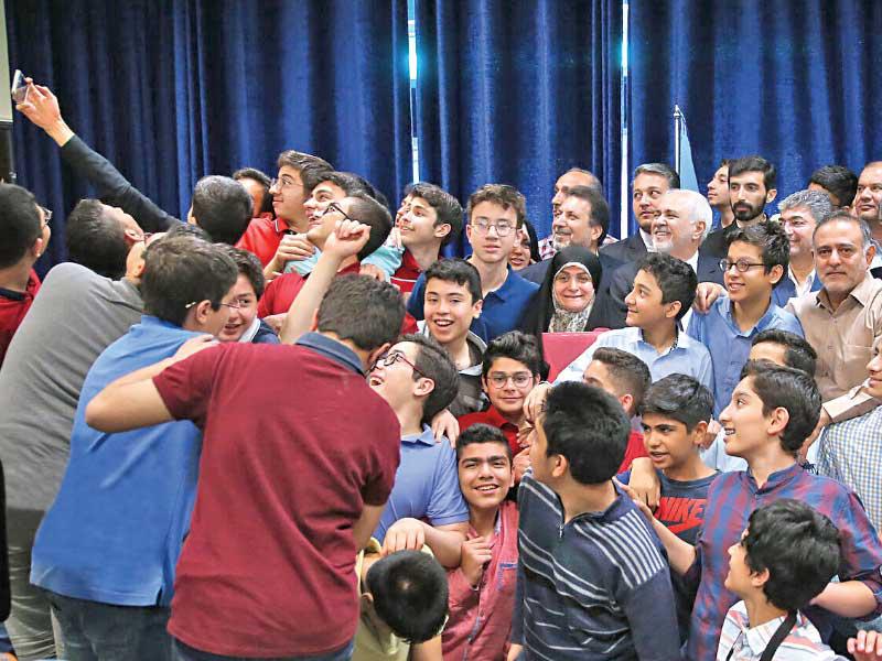 ظريف بين مجموعة من الطلاب أمس (ررنا)