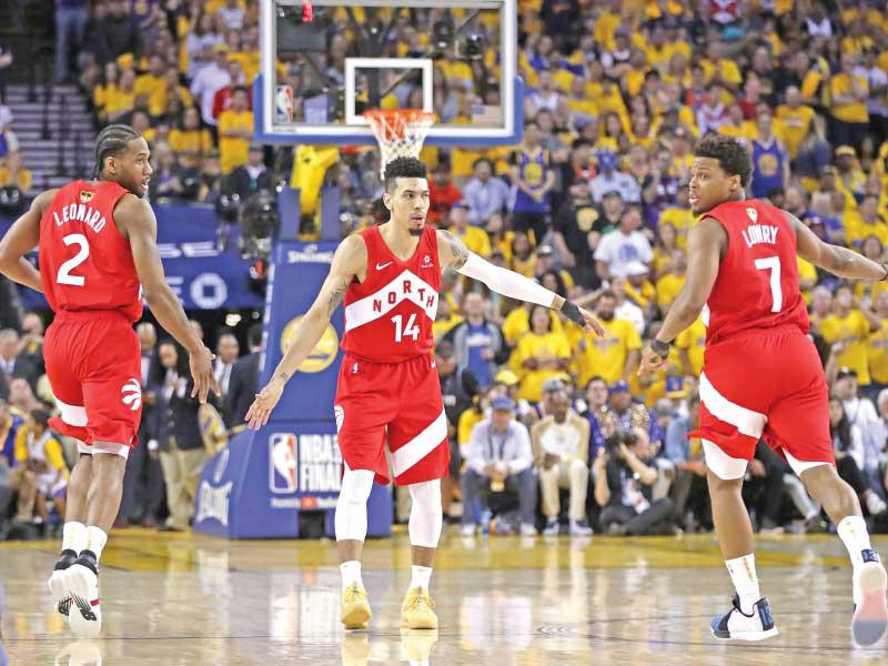 لاعبو تورونتو رابتورز خلال مباراة سابقة