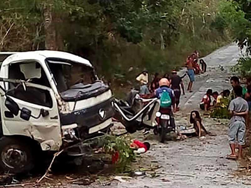 الركاب الجرحى ممتدّين على طريق في سان فرناندو