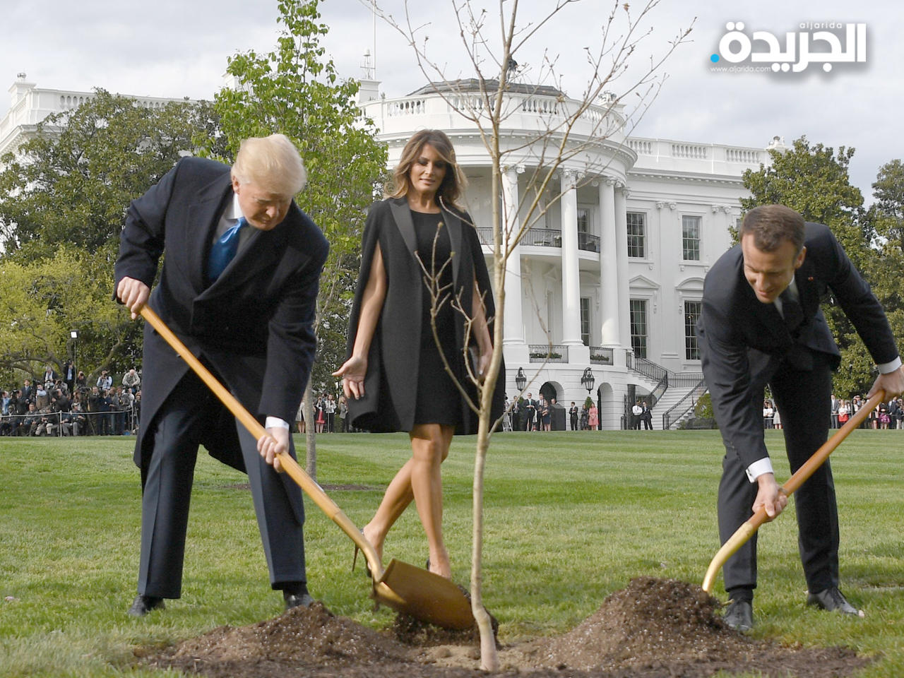 ماكرون وترامب خلال زرع الشجرة