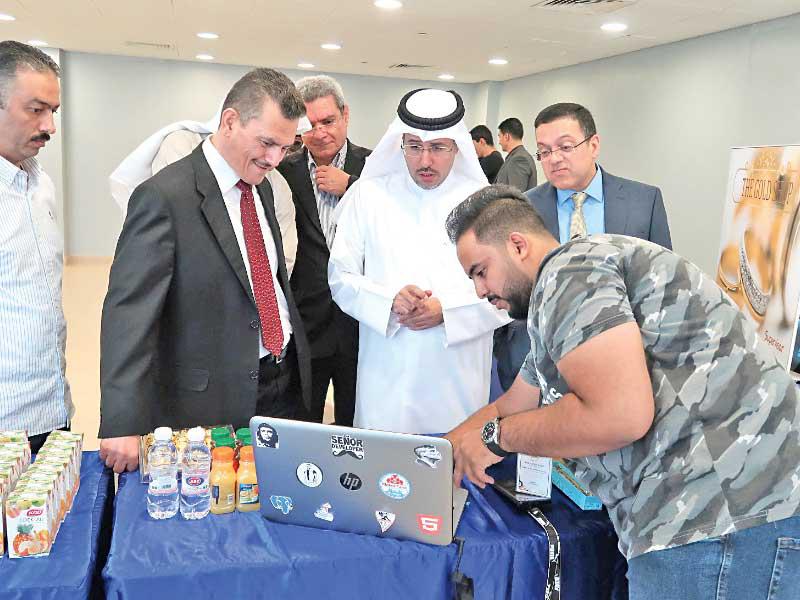 المطيري يستمع إلى شرح مشروع أحد الطلبة