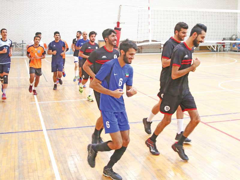 لاعبو أزرق الطائرة خلال التدريب